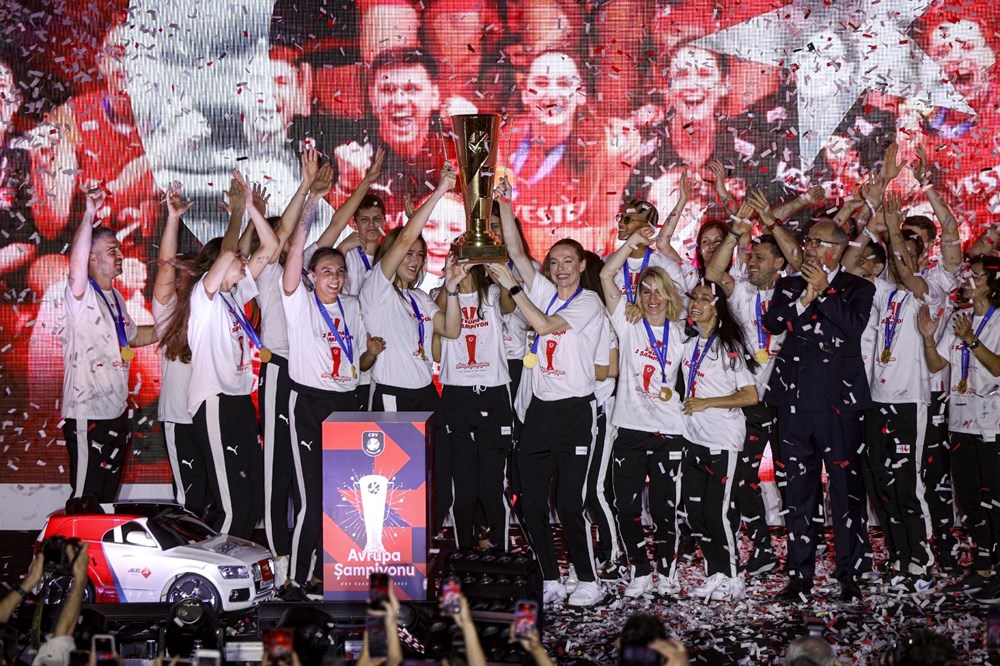 Galataport'ta şampiyonluk kutlaması | Filenin Sultanları tarihi zaferi vatandaşlarla kutladı - 25