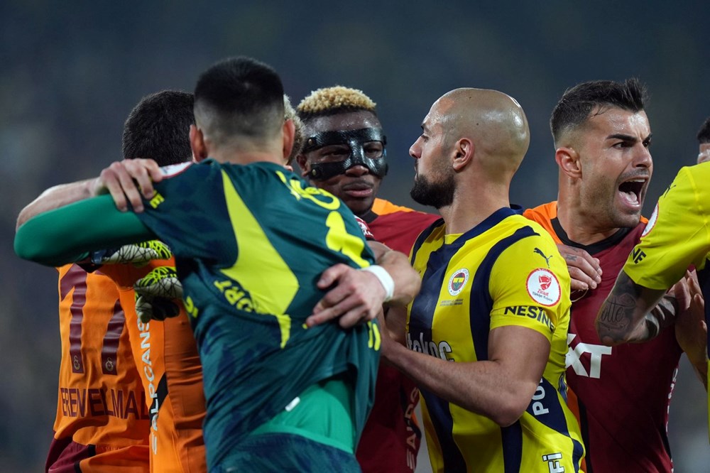 Derbi Zaferi Sonrası Yorumlar Coştu: Galatasaray, Fenerbahçe'yi Kupa Dışına İtti, Eleştirmenler İki Uca Bölündü! 82 me53Ilk2l0WqAGnTz4ovJA
