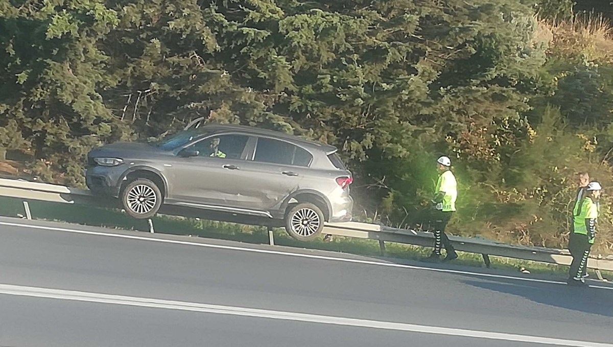 İstanbul'da akılalmaz kaza! Otomobil bariyerin üstüne çıktı İstanbul'da akılalmaz kaza! Otomobil bariyerin üstüne çıktı