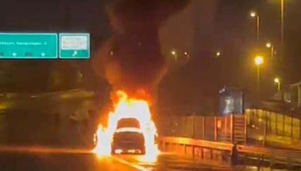 Köprü'de alev alan araç küle döndü