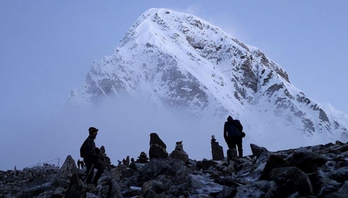 Everest'te bin kişi mahsur kaldı Everest'te bin kişi mahsur kaldı