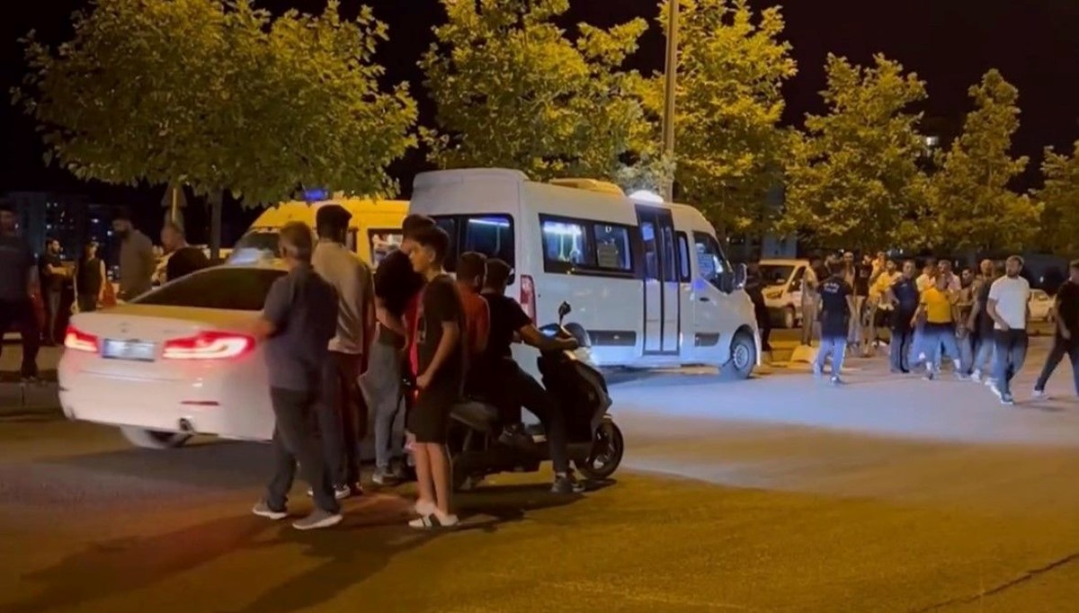 Diyarbakır'da minibüs yayalara çarptı: 1 ölü, 1 ağır yaralı Diyarbakır'da minibüs yayalara çarptı: 1 ölü, 1 ağır yaralı