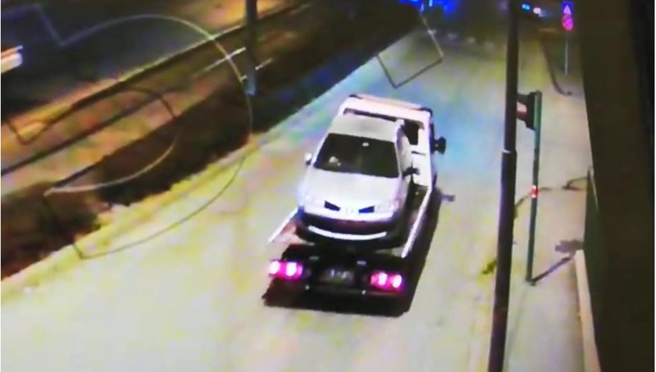 Park halindeki otomobil çekiciyle çalındı