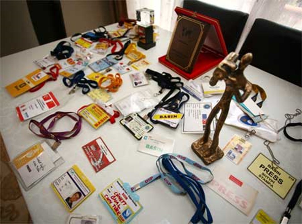 Nuran Ünal eşi Cüneyt Ünal'ın aldığı ödülleri ve çeşitli ülkelerde ve haberlerde kullandığı gazeteci kimliklerini gösterdi. 