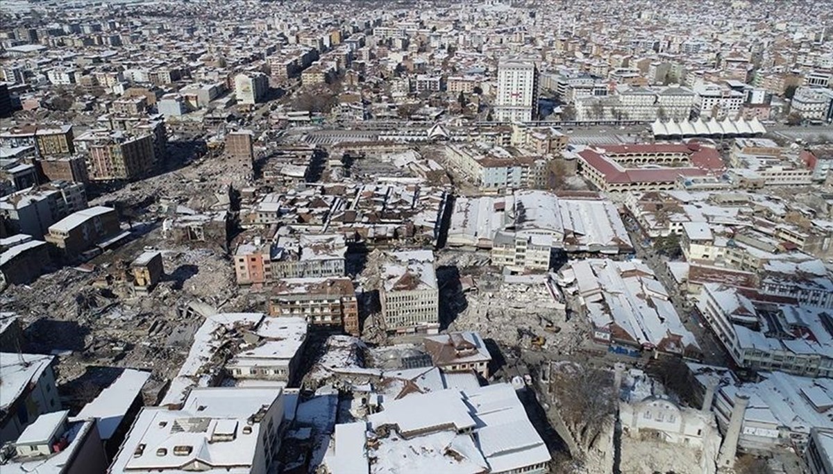 Depremde 15 kişiye mezar olmuştu: Bayrak Apartmanı davasında karar açıklandı Depremde 15 kişiye mezar olmuştu: Bayrak Apartmanı davasında karar açıklandı