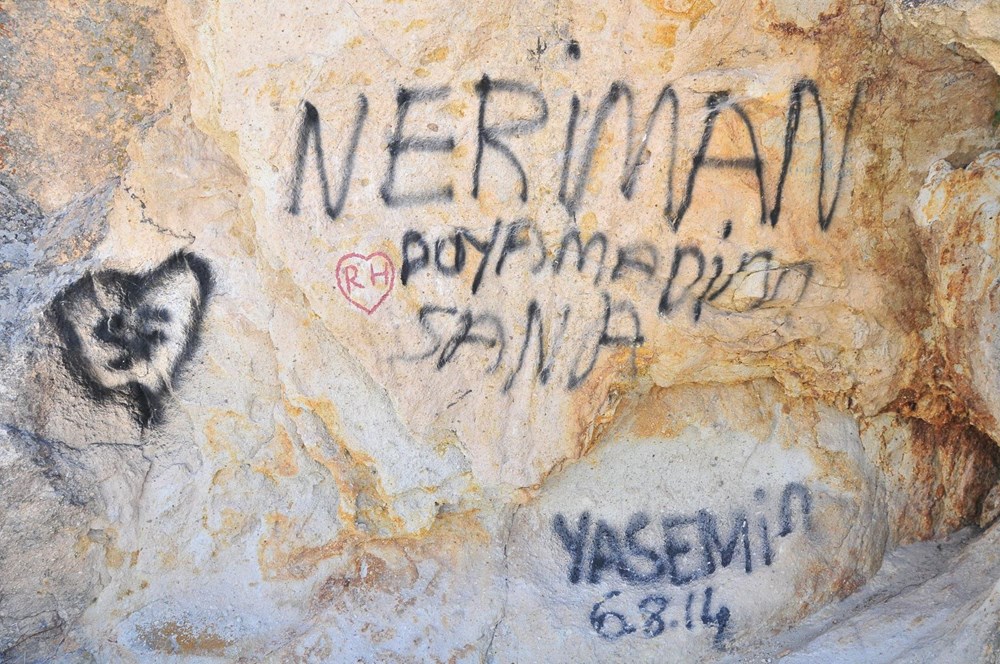 Kapadokya’da peribacalarına sprey boyalı tahrip!