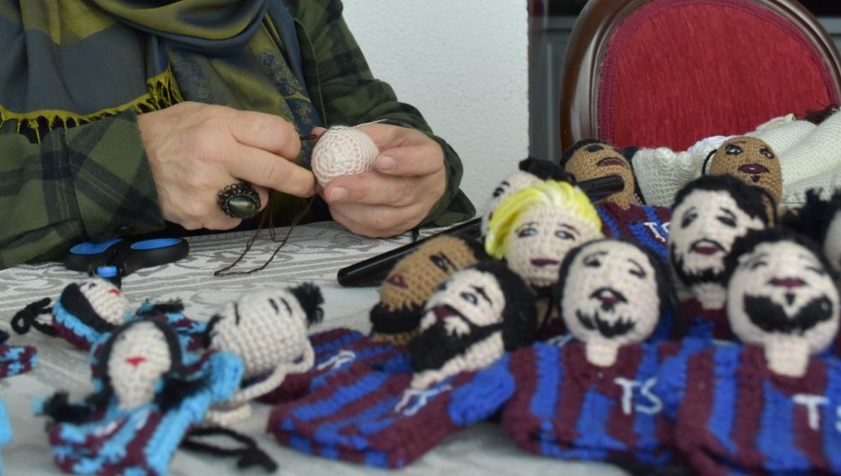 Ev hanımı Nuray Sarı'dan Trabzonspor ve Beşiktaşlı futbolcuların maskotları: Amigurumi tekniği ile yapıyor