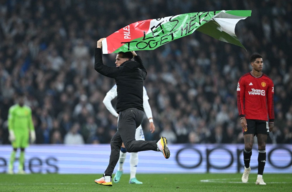 Şampiyonlar Ligi maçında sahaya inen taraftar Filistin bayrağı açtı - 2