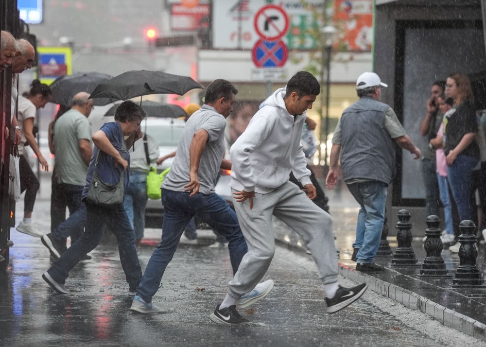 Ankara'yı kuvvetli sağanak vurdu: Yollar göle döndü, iş yerlerini su bastı - 4