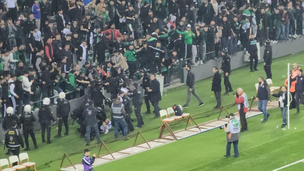 Kocaelispor - Sakaryaspor depremzedelere yardım maçında taraftar arasında kavga - 8