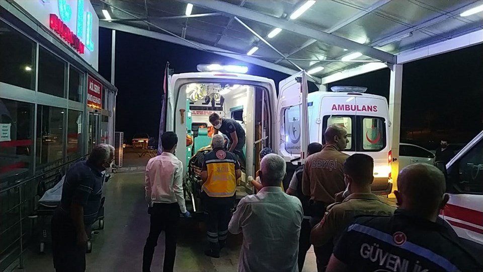 Adana'da polis aracı otomobille çarpıştı: 5 yaralı - 1