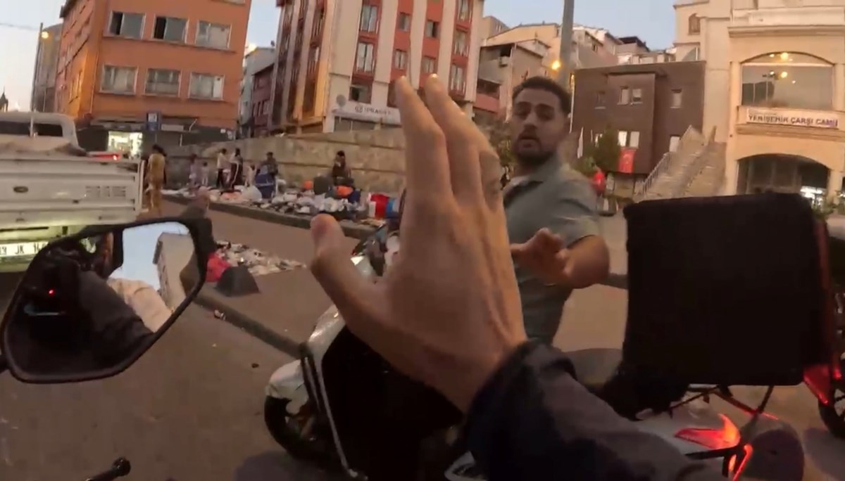 Diğer şüpheli ise motosikletiyle turistin önünü keserek, ilerlemesini engelledi. Diğer şüpheli ise motosikletiyle turistin önünü keserek, ilerlemesini engelledi.