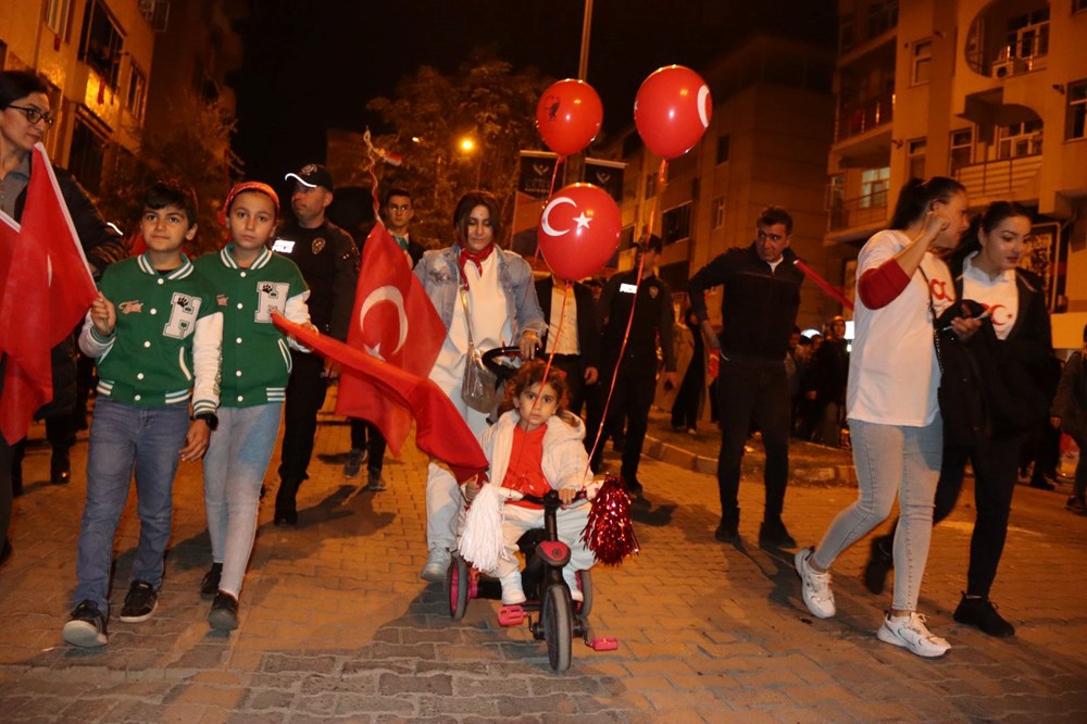 Cumhuriyet'in 100. yılı fener alayı yürüyüşleriyle kutlandı - 5