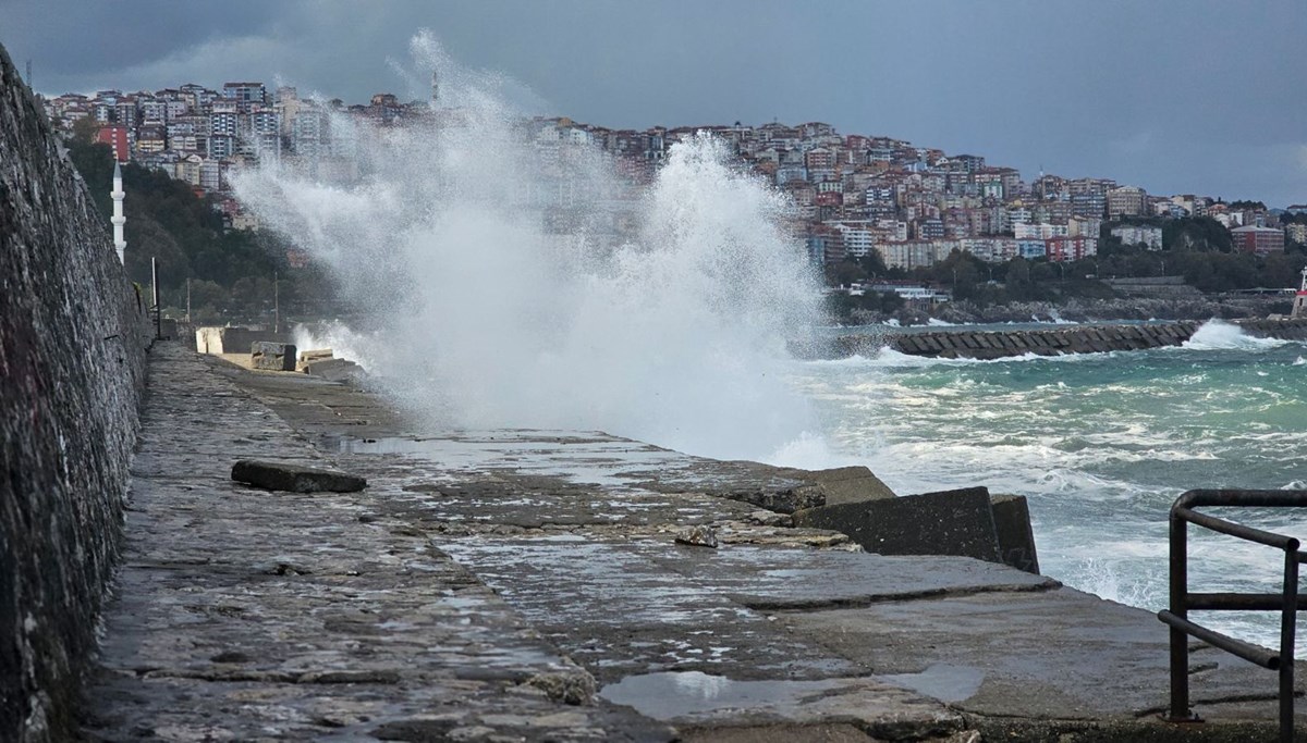 Meteoroloji uyarmıştı: Dalgalar 7 metrelik liman duvarını aştı