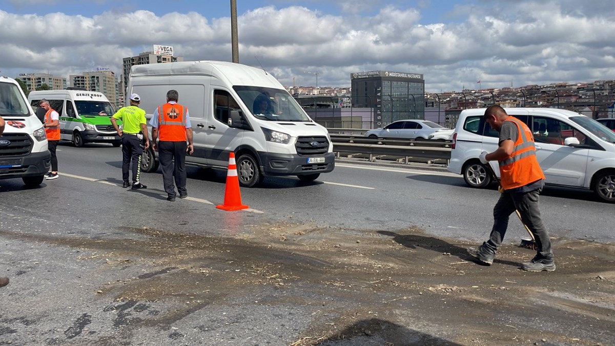 TEM Otoyolu’nda kamyonet devrildi, trafik durdu: 2 yaralı