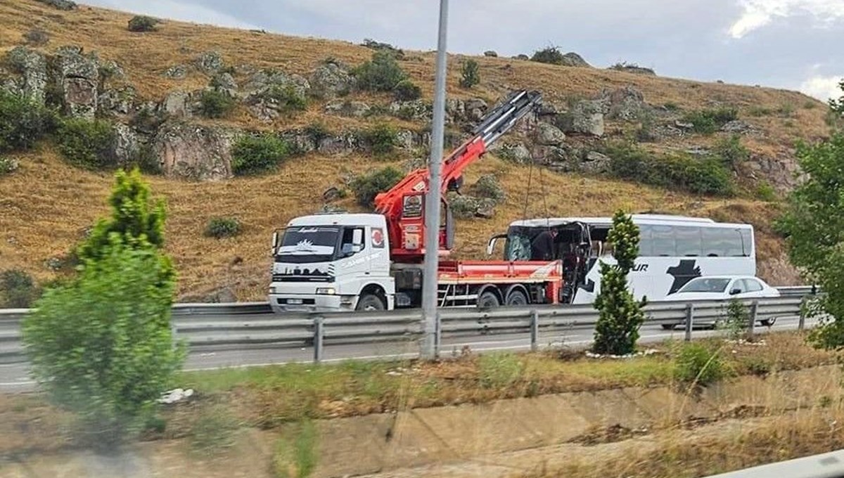 Yolcu otobüsü karpuz yüklü TIR'a çarptı: 14 yaralı