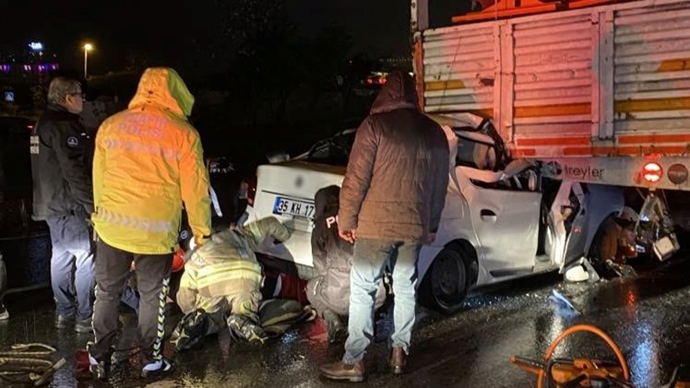 Büyükçekmece’de kontrolden çıkan otomobil TIR'ın altına girdi: 1 ölü, 2 yaralı - 2