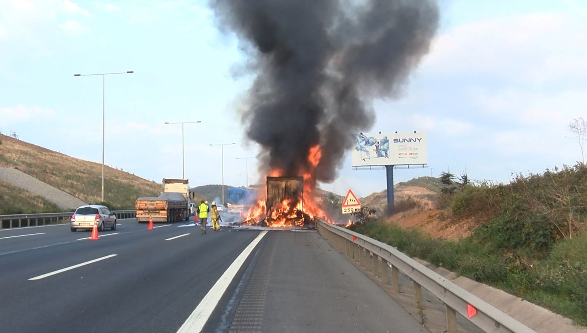 Kuzey Marmara Otoyolu'nda TIR yangını