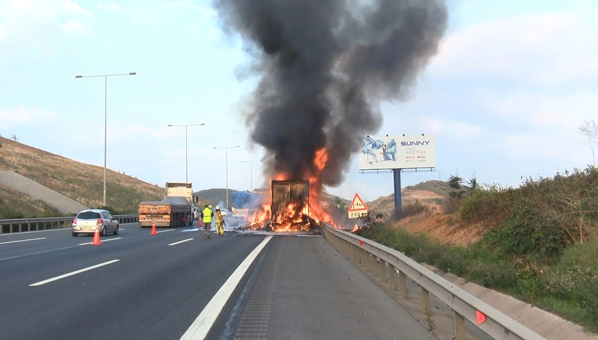 Kuzey Marmara Otoyolu'nda TIR yangını Kuzey Marmara Otoyolu'nda TIR yangını