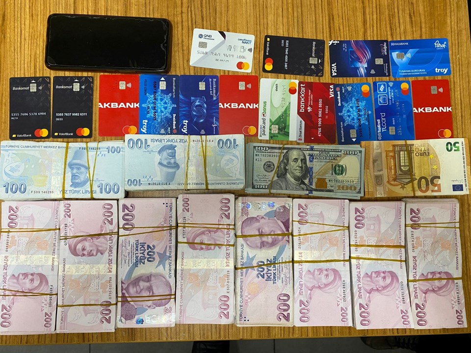 Polis yalanıyla 40 bin lira dolandırdı - 1