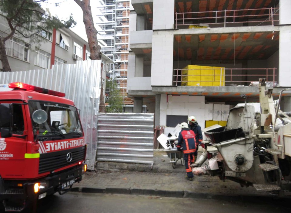 Kadıköy'de inşaat işçisinin üzerine beton merdiven çöktü - 1