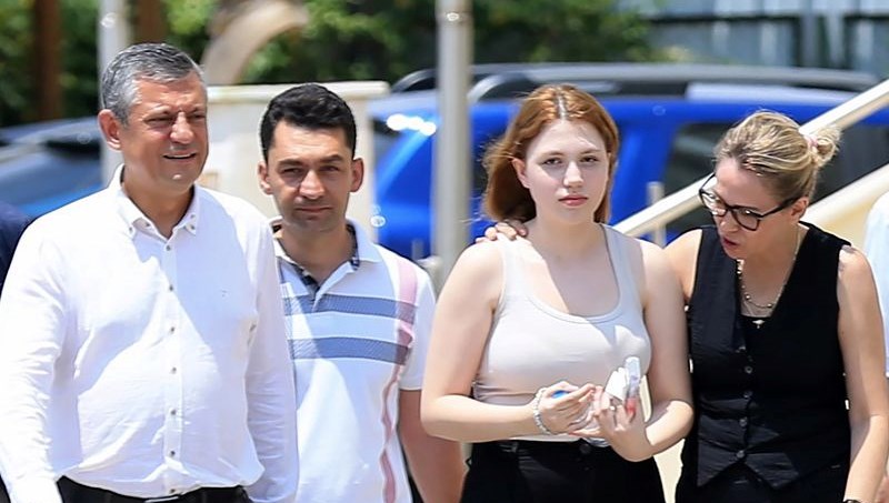 Ferdi Zeyrek'in kızını Özgür Özel sınava götürdü
