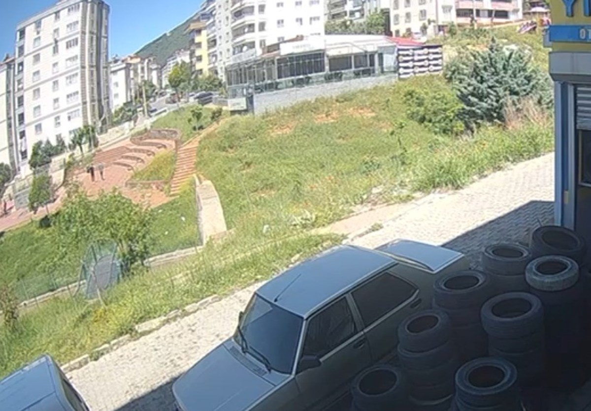 Kavga anı ise bir iş yerinin güvenlik kamerasına yansıdı. Kavga anı ise bir iş yerinin güvenlik kamerasına yansıdı.