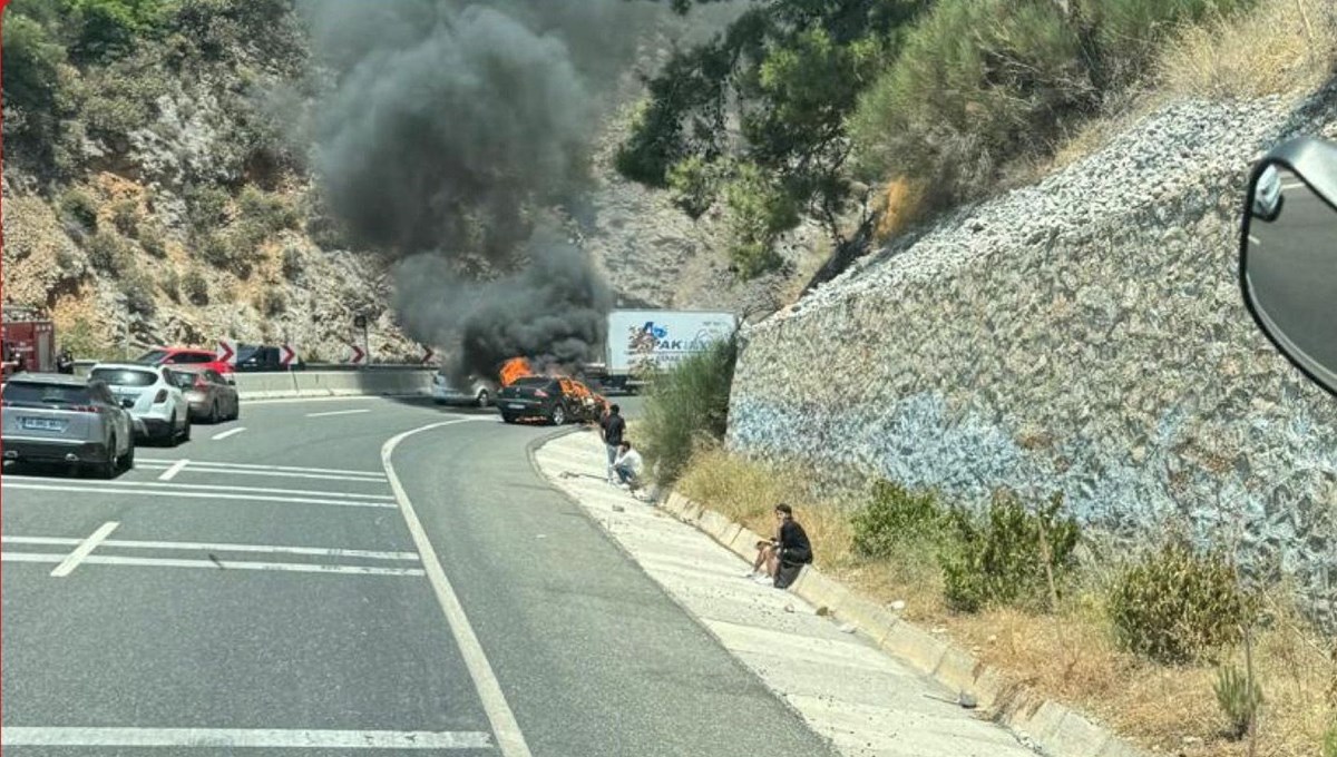 Muğla'da seyir halindeki araç alev alev yandı! Sürücü son anda kurtuldu