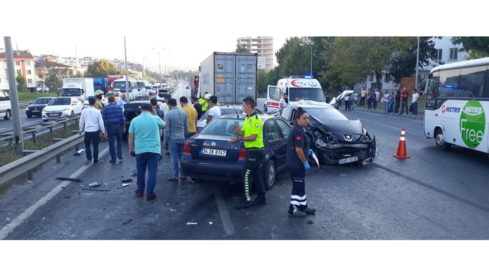 Esenyurt TEM bağlantı yolunda 7 araçlık zincirleme trafik kazası: 1'i ağır 5 yaralı
