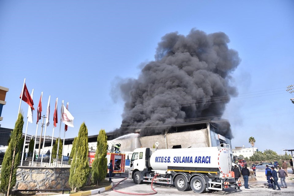 Tarsus'ta çakmak fabrikasında yangın - 1
