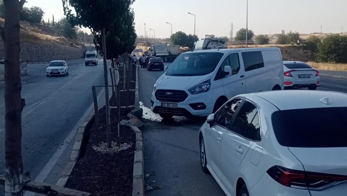 Yola motor yağı döküldü, 6 araç birbirine girdi: 2 yaralı Yola motor yağı döküldü, 6 araç birbirine girdi: 2 yaralı