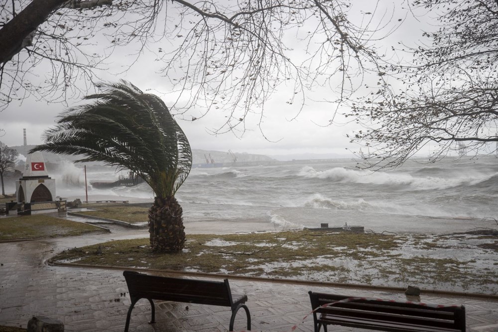 Zonguldak'ta fırtına yeniden şiddetlendi (