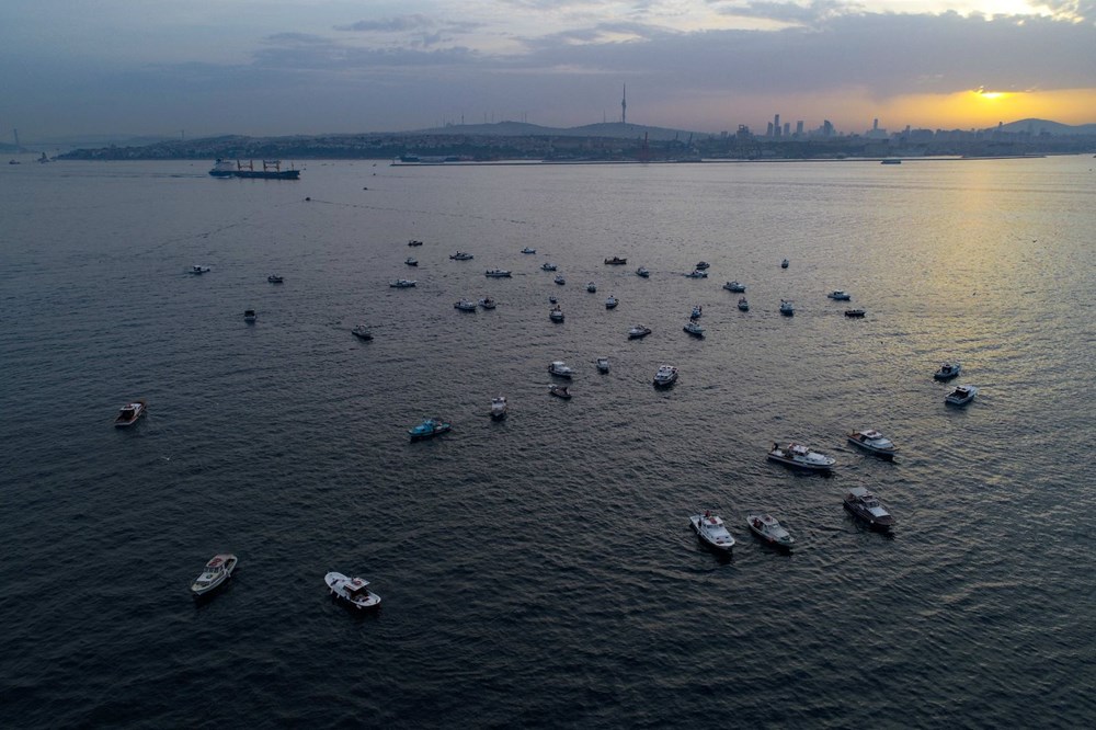 İstanbul Boğazı'nda balıkçıların zorlu mesaisi - 8