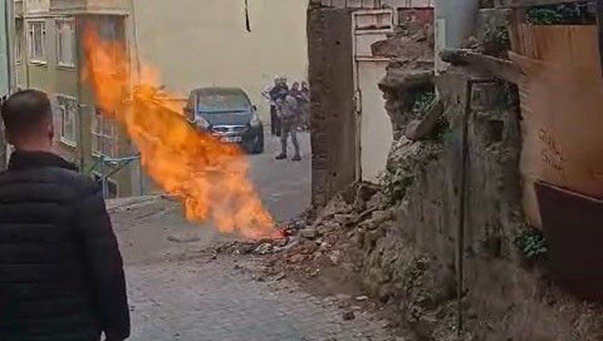 Çalışma sırasında doğal gaz borusu patladı: Alevler eve sıçradı Çalışma sırasında doğal gaz borusu patladı: Alevler eve sıçradı