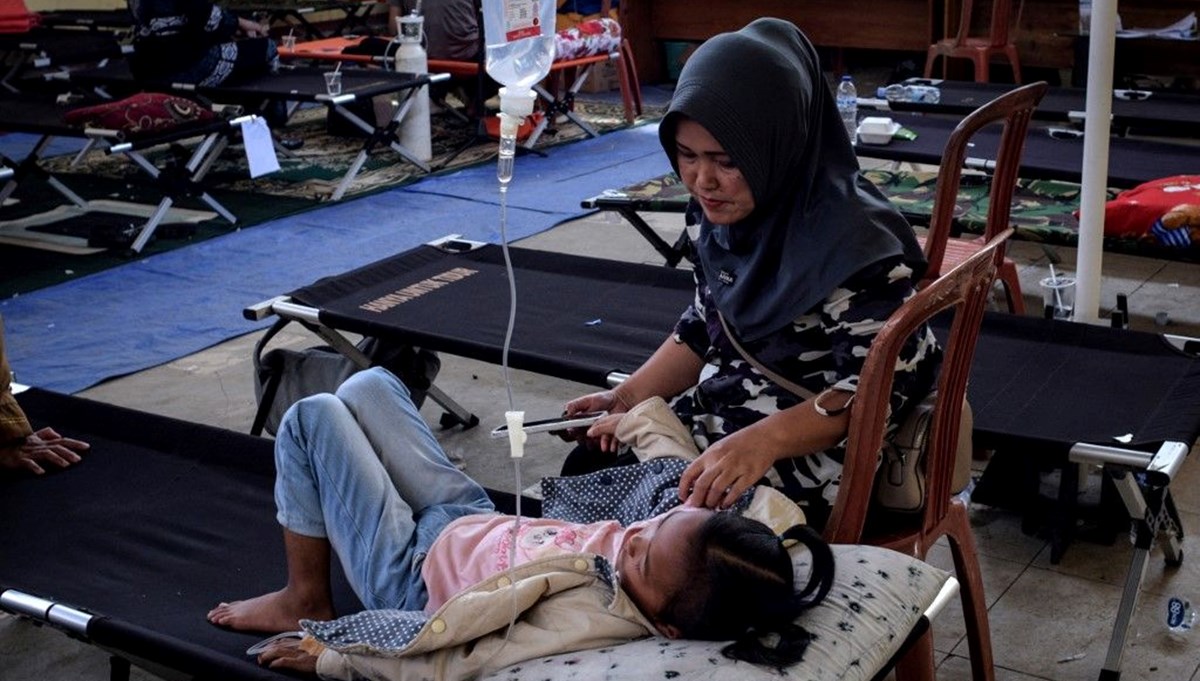 Endonezya’da öğrenciler okulda zehirlendi