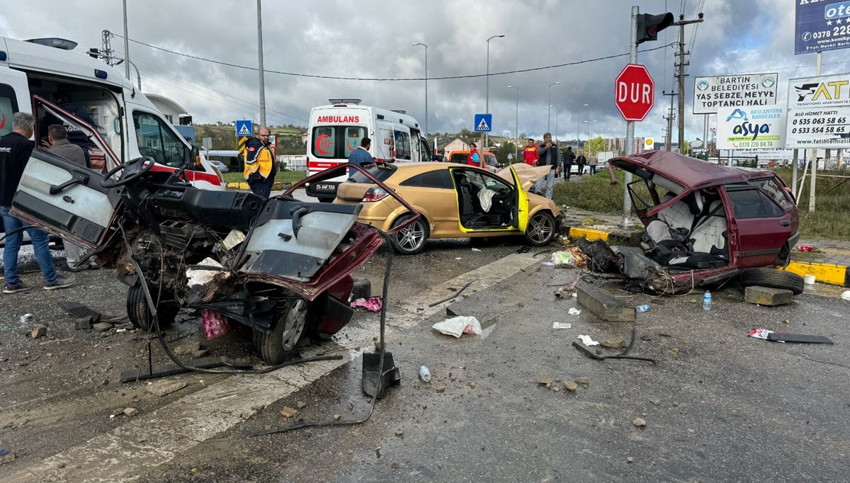 Bartın'da feci kaza: Otomobil ikiye bölündü