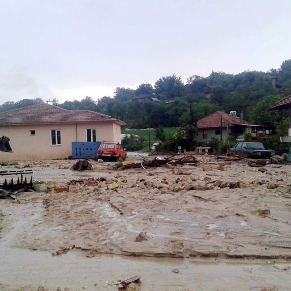 Masaların üzerine çıkarak kurtuldular - 3