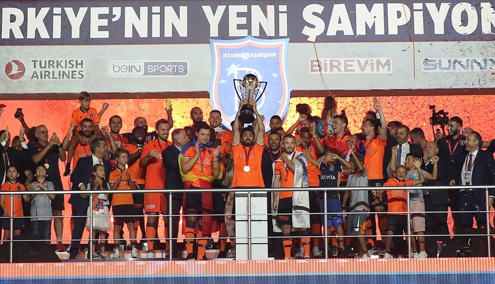 Medipol Başakşehir, şampiyonluk kupasını kaldırdı - 9