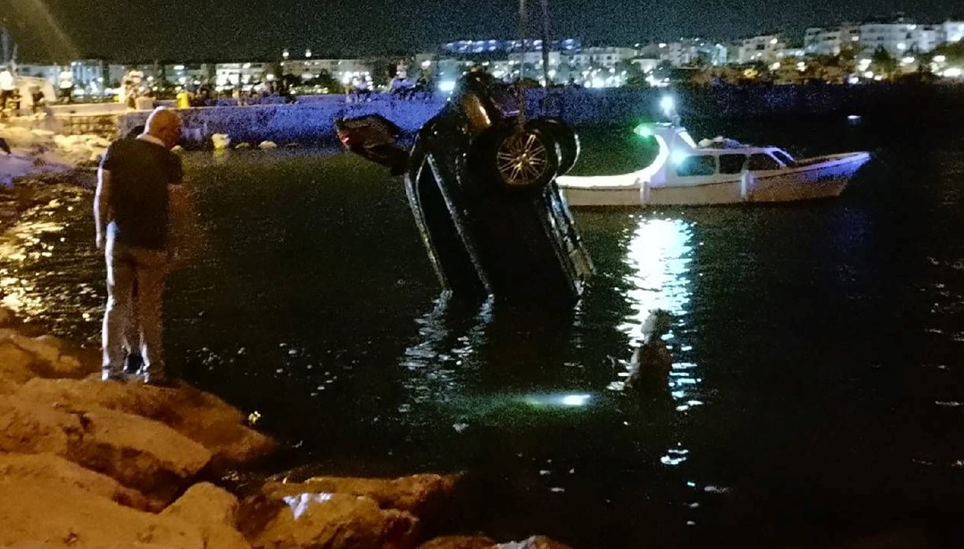 Denize uçan araçtan yüzerek çıktı