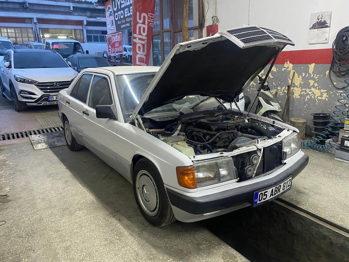 Belediyenin su tankeri ağaçları sularken otomobili pert etti