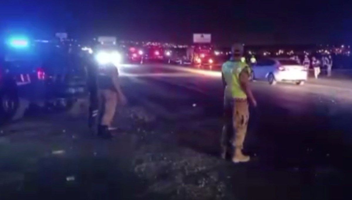 Batman'da feci kaza: TIR, düğün töreni çıkışında davetlilerin arasına daldı,1'i bebek 4 kişi hayatını kaybetti Batman'da feci kaza: TIR, düğün töreni çıkışında davetlilerin arasına daldı,1'i bebek 4 kişi hayatını kaybetti