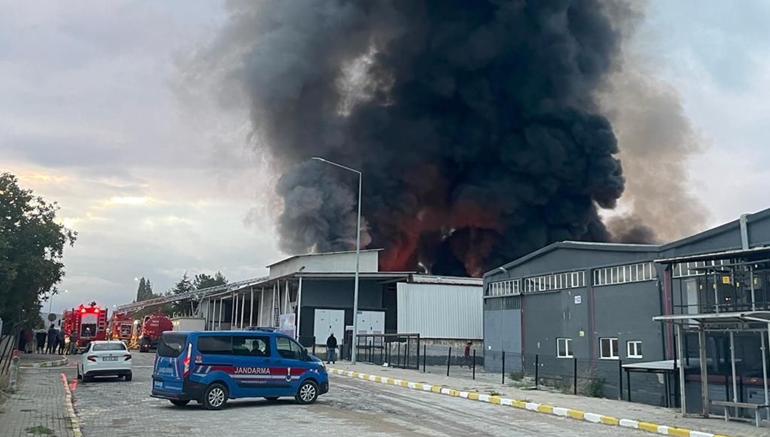 Uşak'ta tekstil fabrikasında yangın