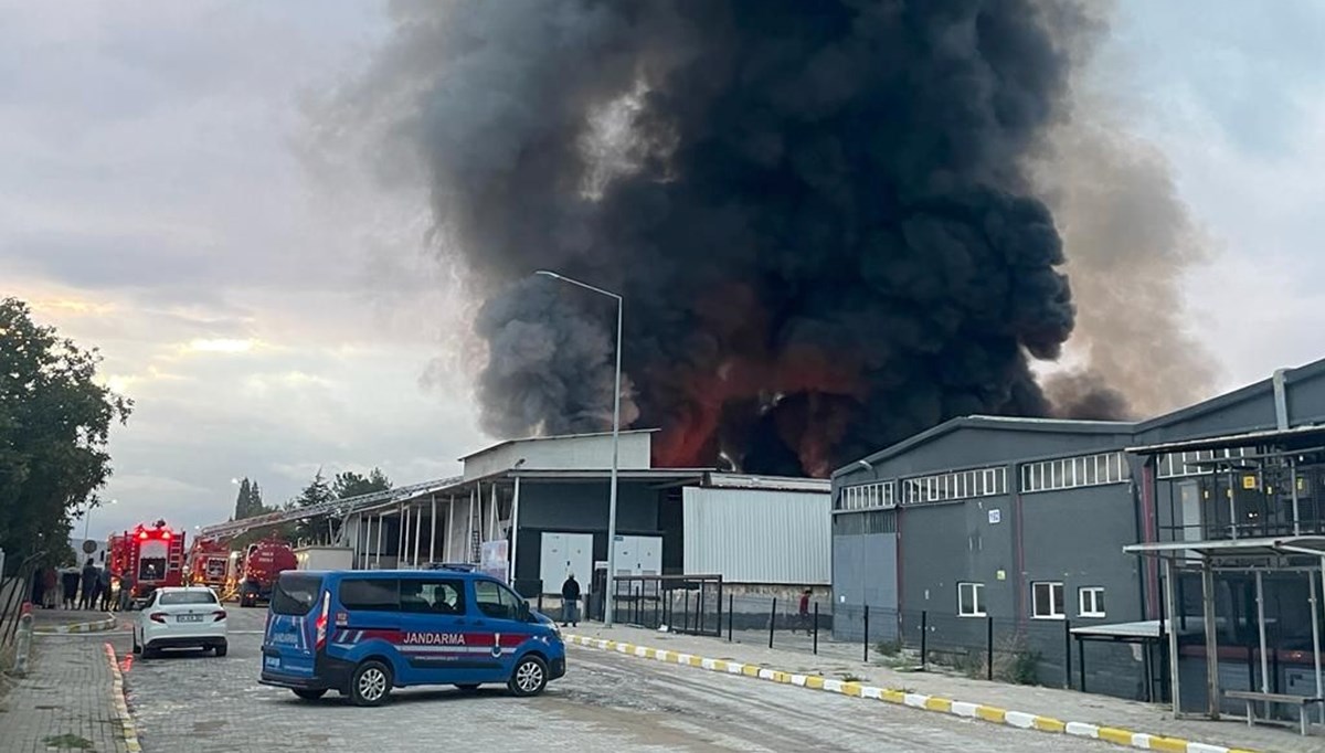Uşak'ta tekstil fabrikasında yangın Uşak'ta tekstil fabrikasında yangın