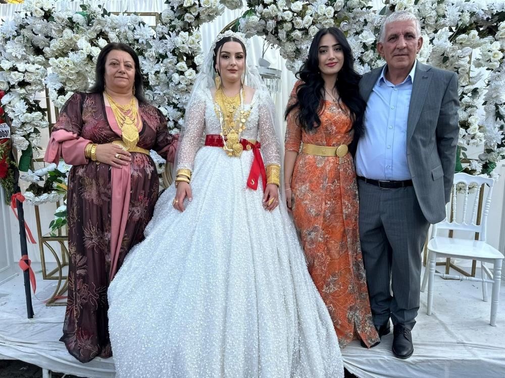 Aşiret düğününde 2 kilo altın, 3 milyon lira para takıldı - 6