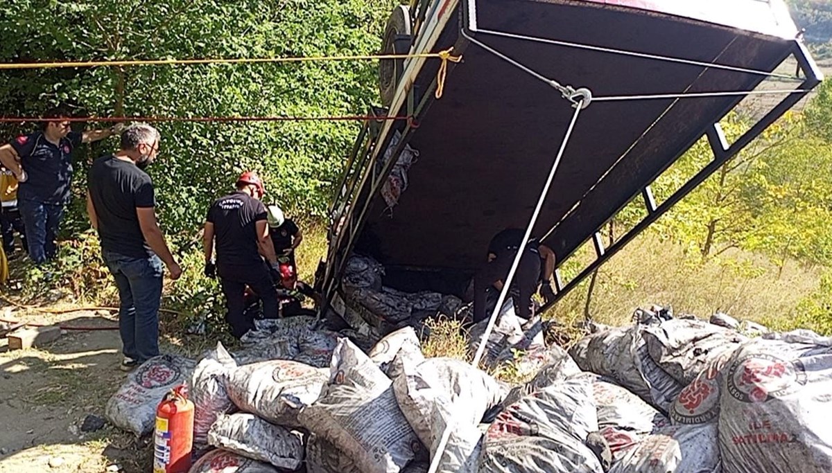 Yardım kömürü dağıtan kamyon şarampole yuvarlandı