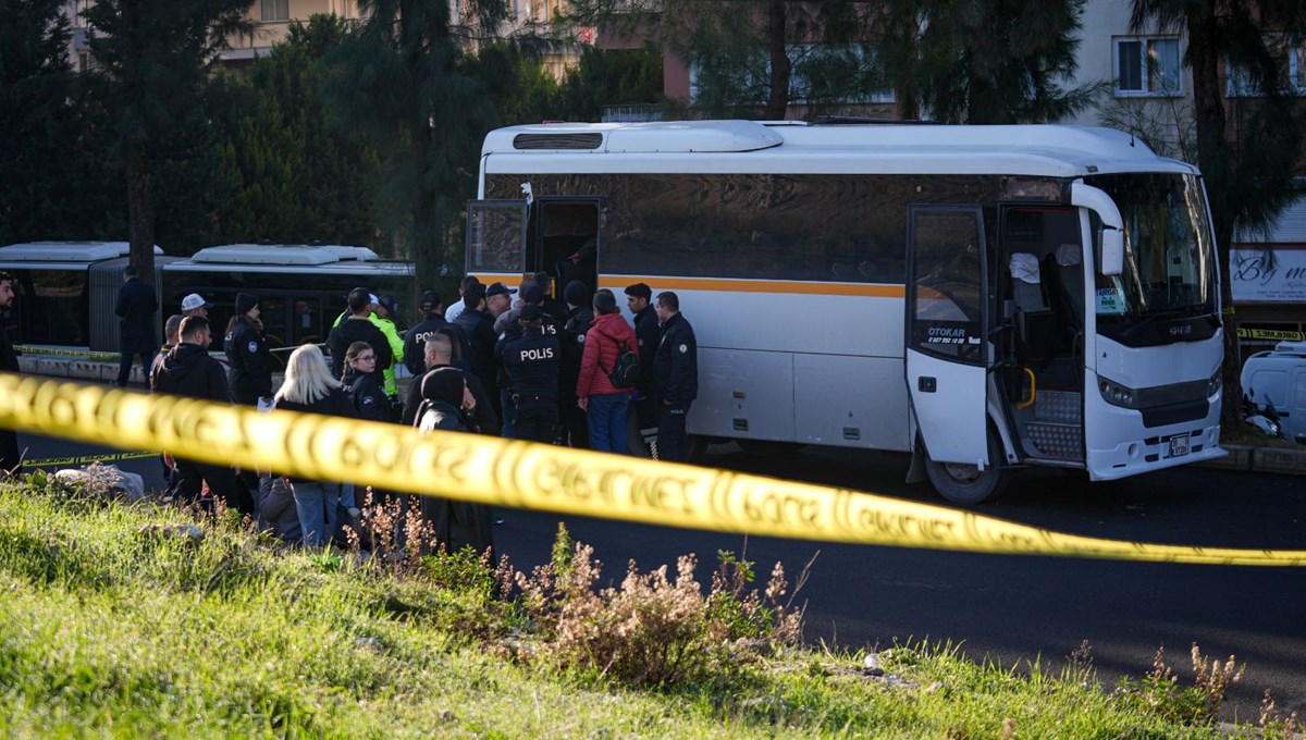 İzmir'de öğrenci servisi TIR'a çarptı: 1 ölü, 1 yaralı