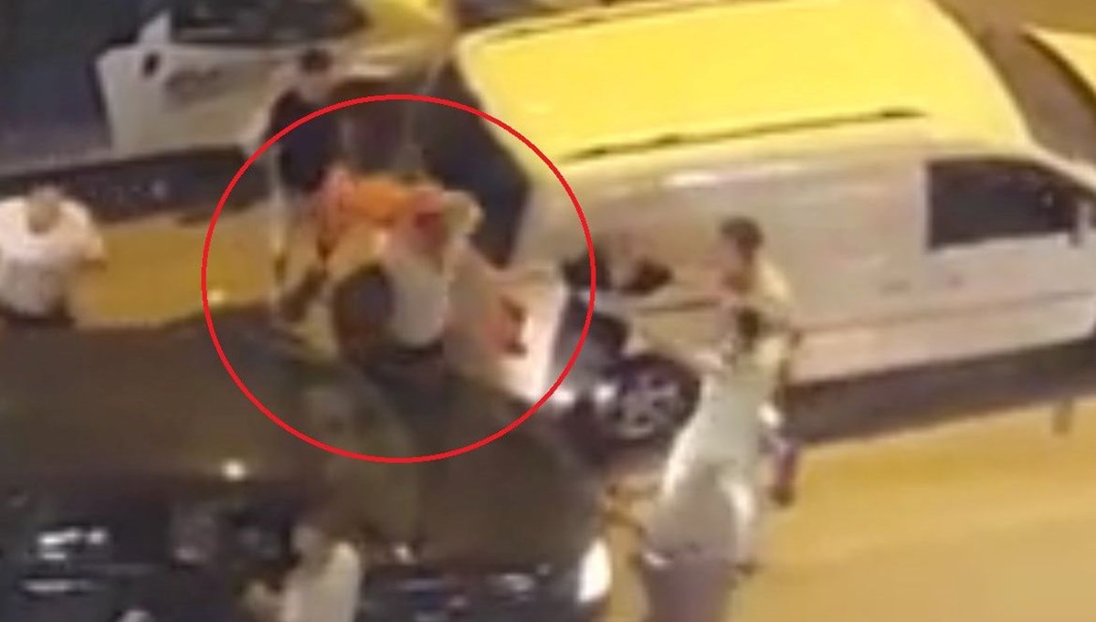 Trafikte tartıştığı kişinin başına duba fırlattı Trafikte tartıştığı kişinin başına duba fırlattı