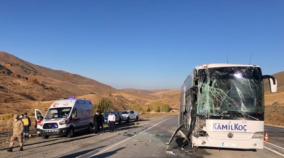 Yolcu otobüsü TIR'la çarpıştı: 6 yaralı - 1