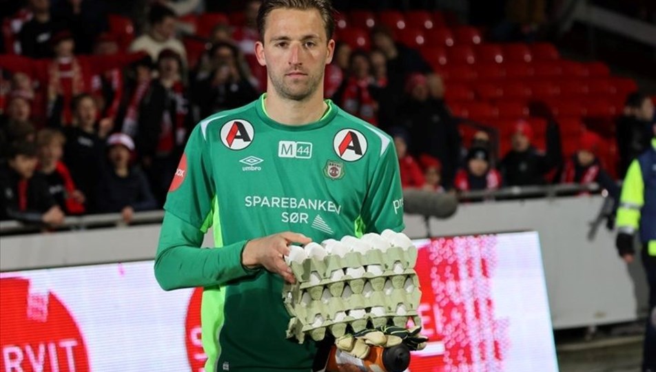 Maçın oyuncusu seçilen kaleciye yumurta hediye edildi