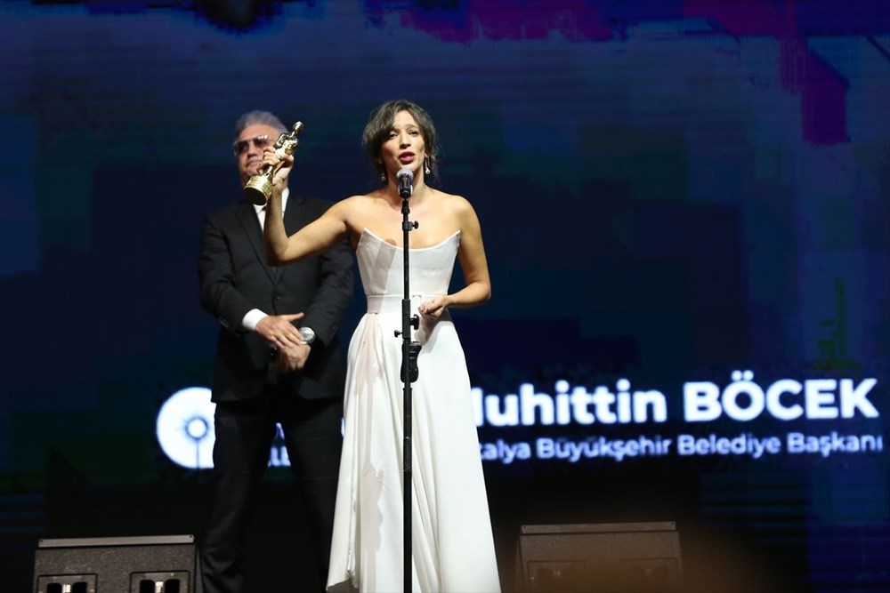 Altın Portakal&#39;da Nihal Yalçın ve Tamer Karadağlı arasında ödül gerginliği - Magazin Haberleri | NTV